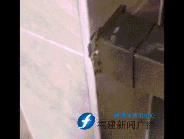 保利精装房交付，业主：护栏用胶水粘，墙面喷水柱，还有意想不到的诸多问题「新闻三剑客」