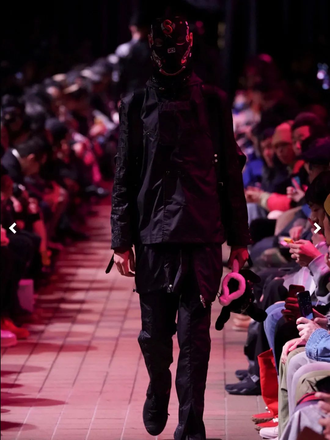 连吴赫都偏爱的「面具」，原来早就成为时装秀场的常客