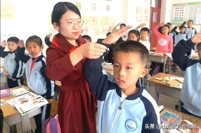 高举团旗跟党走黑板报,高举团旗跟党走主题板报