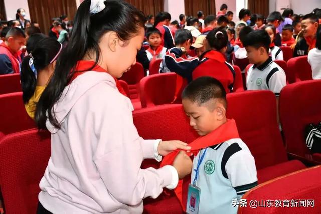 高举团旗跟党走黑板报,高举团旗跟党走主题板报