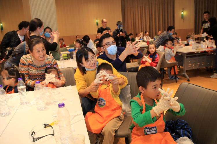 来“社区之家“的”科学总动员“公益课堂争做“小小科学家“！在家门口即可感受科学之美