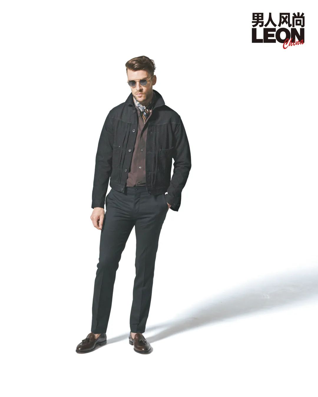 直筒牛仔秋天穿搭小技巧 (牛仔同色系穿搭)