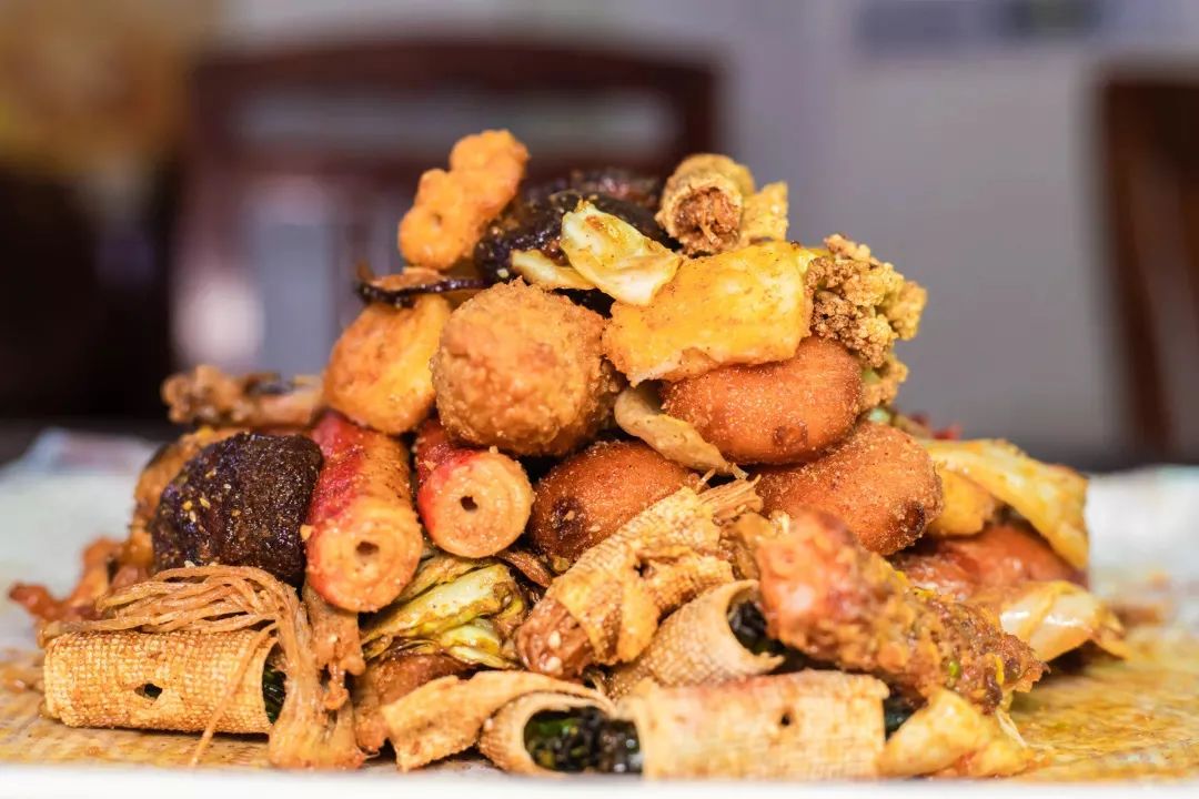 覆盖5个区，这7家“又小又旧”的炸串店，抚慰了不少深夜打工人