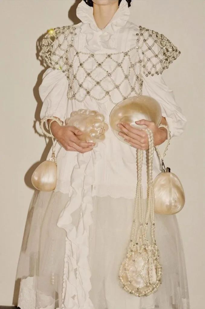 三天打鱼两天晒网｜八戒的珍珠汗衫又在时尚圈翻红了