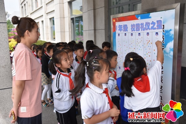 春风化雨育英才桃李芬芳谱新篇,立德树人担使命春风化雨育新人