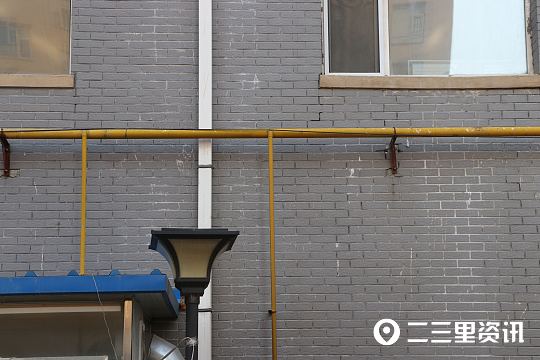 危险！!!公主岭银河佳苑小区天然气管道竟被电线缠绕