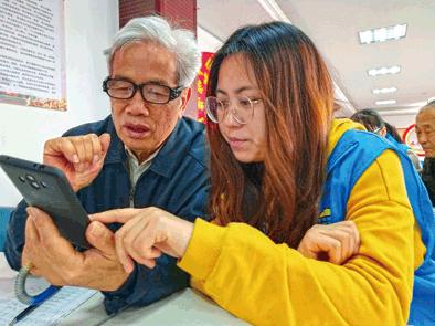 志愿者大学生教老人用手机,志愿者教老人用手机图片