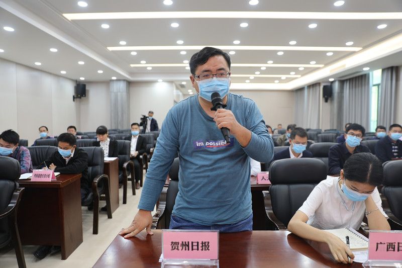 10月27日贺州市举行“决战决胜脱贫攻坚”钟山专场新闻发布会