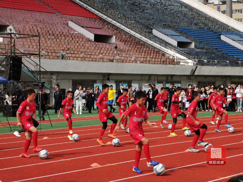 嘿！接球！绵阳萌娃足球场上活力满满……