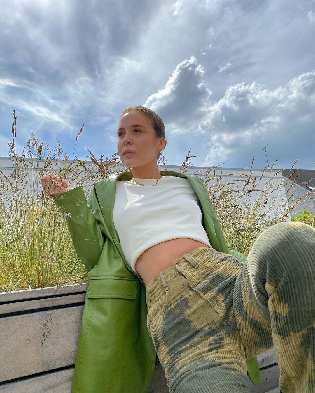 不同风格都适用的拍照姿势,拍照时永不过时的pose太经典了