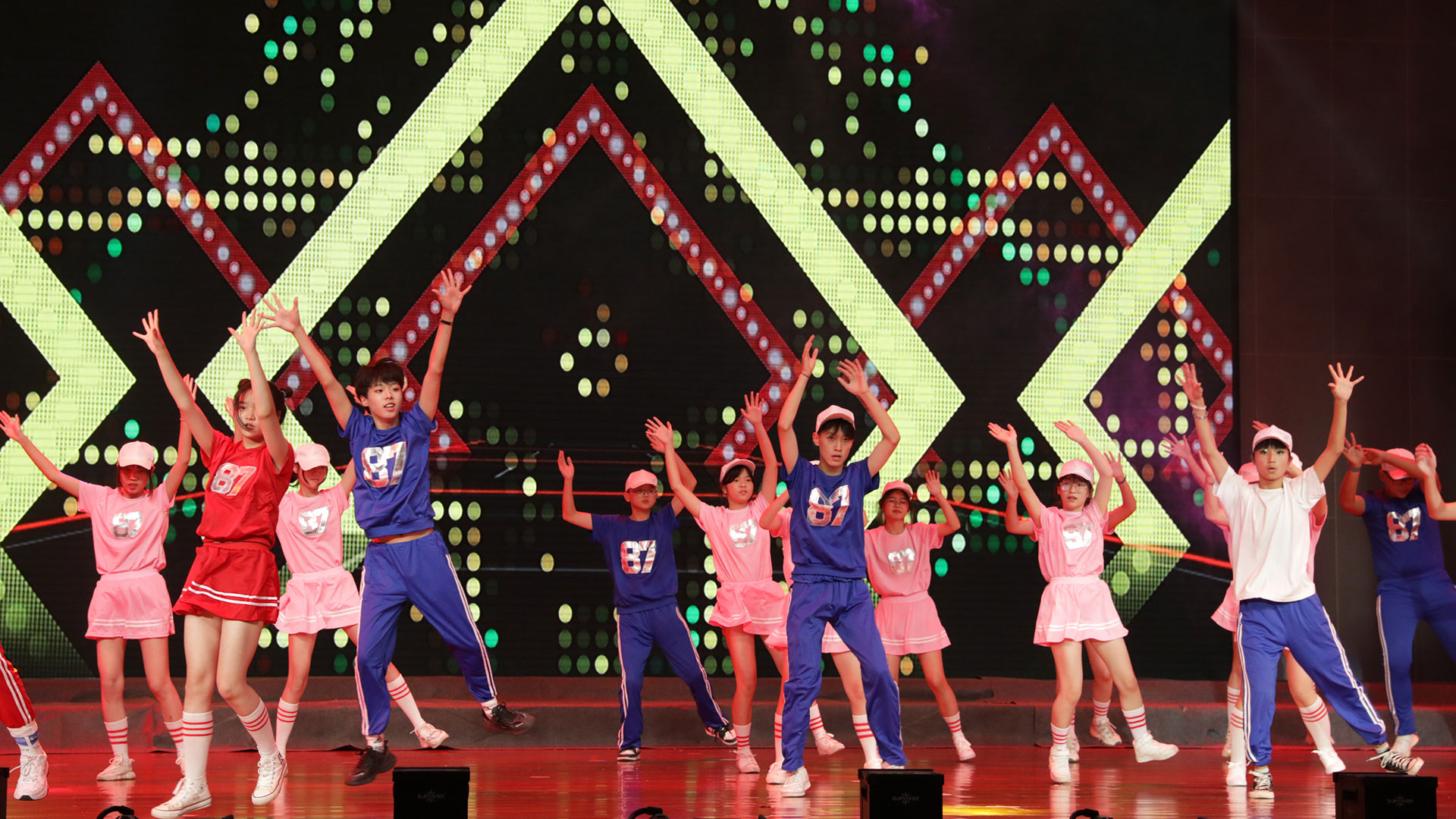 以梦为马不负韶华短视频剪辑,以梦为马不负韶华学校宣传视频