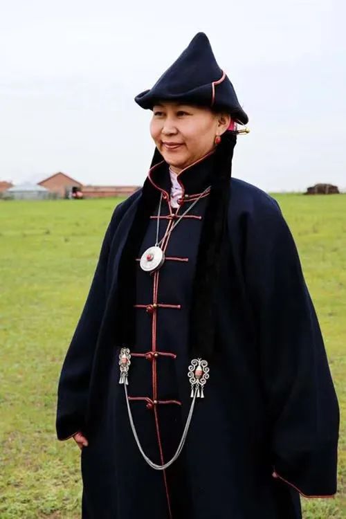 蒙古族的特色服饰图片,蒙古草原风情服饰