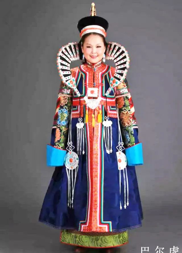 蒙古族的特色服饰图片,蒙古草原风情服饰