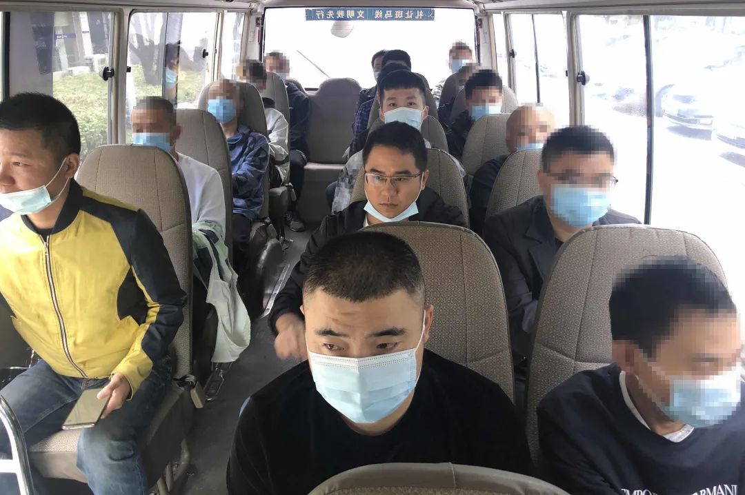 53人的炒股微信群里有52个“托”……