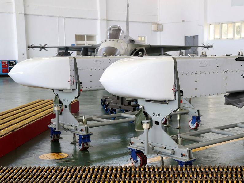 连续军购、试射挑衅：台当局各种炒作给自己壮胆