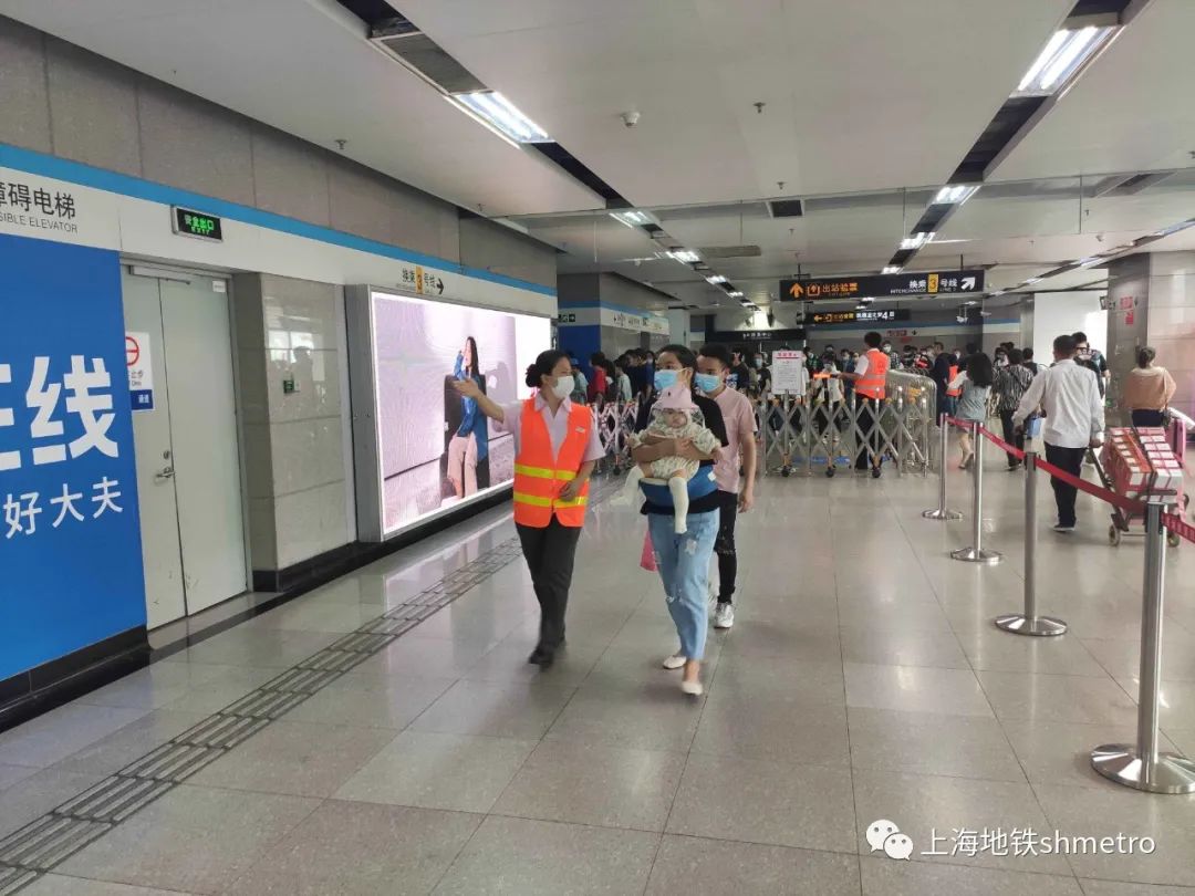 虹口足球场8号线换乘3号线,虹口足球场扶梯