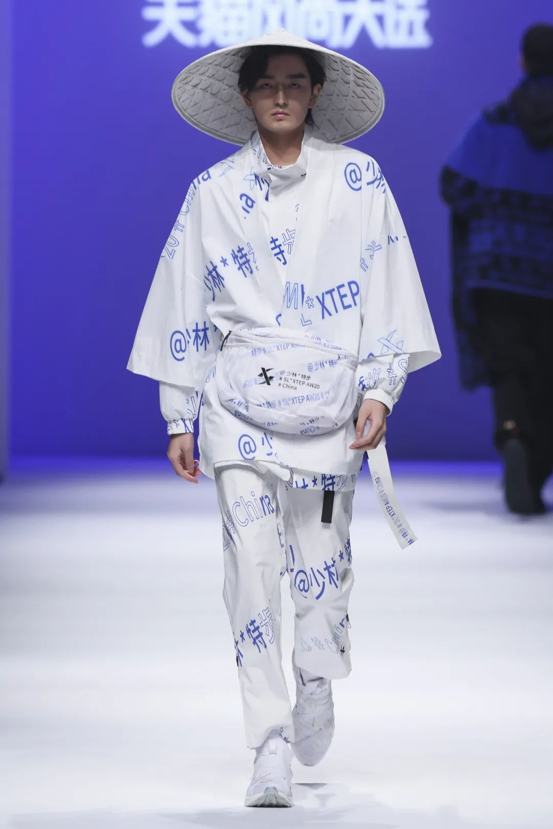 2023秋冬上海时装周秀场设计,2020春夏上海时装周展会分析