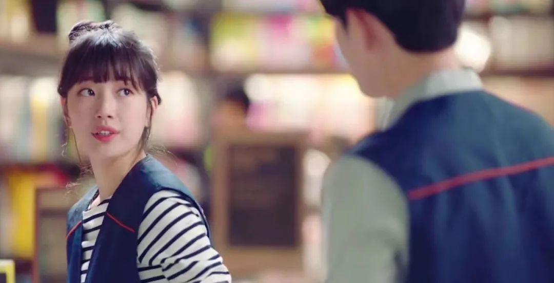 美女背爱马仕包,贫民窟女孩背的包