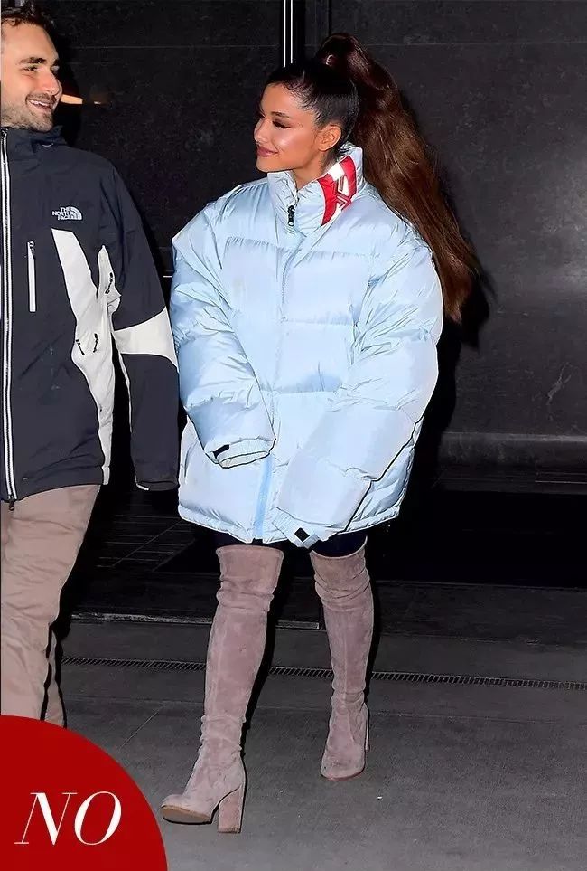 羽绒服千万别乱买这样穿又暖又美,羽绒服穿大的暖还是贴身的暖