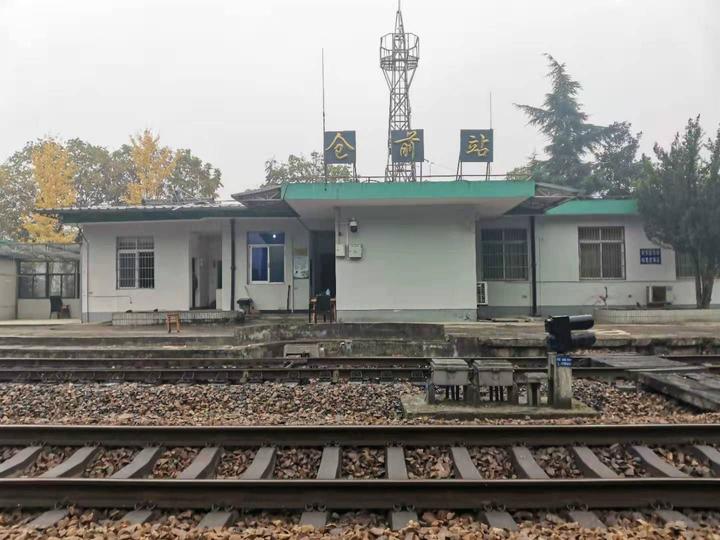 49岁的仓前火车站挥手谢幕它有杭州市区罕见的铁路道口
