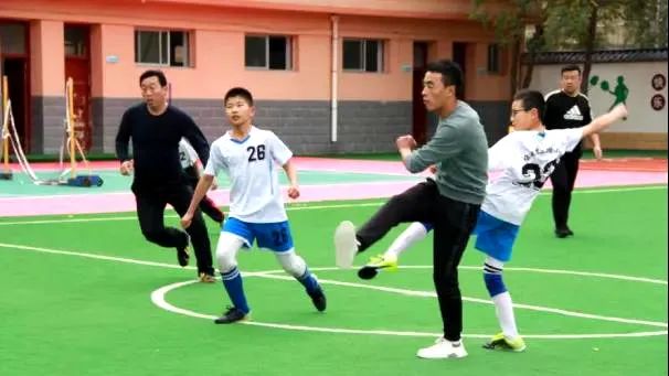 临洮县实验三小校园足球比赛,实验二小踢足球比赛直播