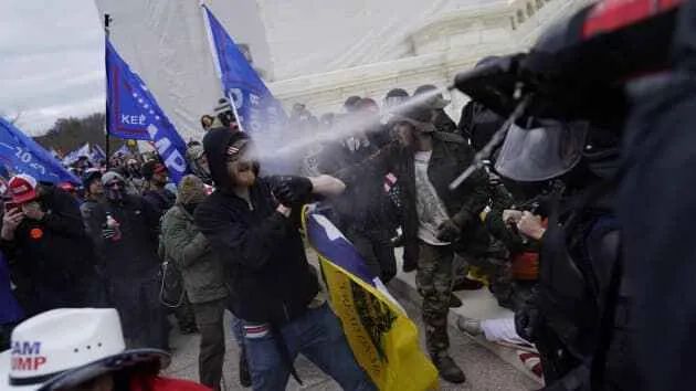 美国国会“陷落”,一名女性中枪身亡!推特紧急封禁特朗普账号