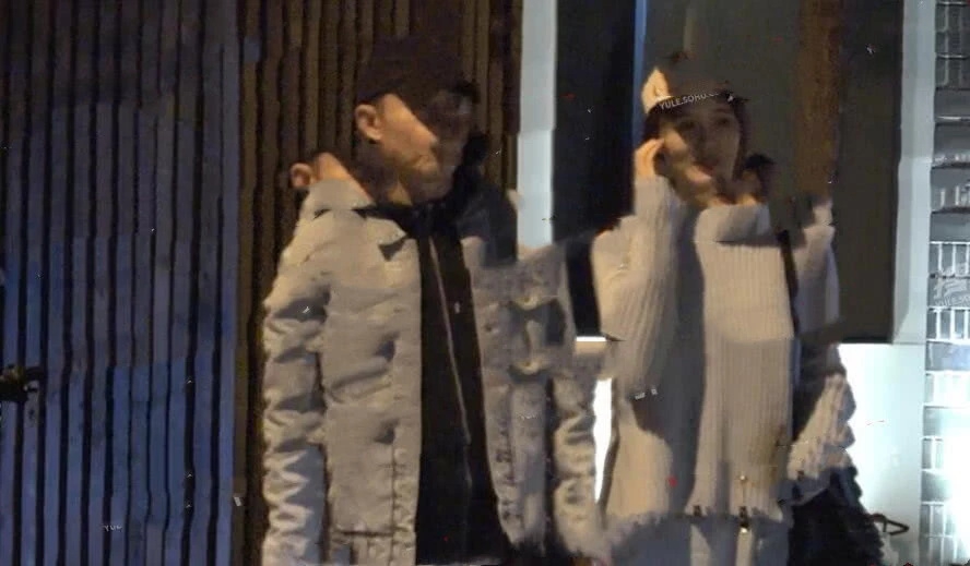 53岁侯勇携90后三婚妻子现身，娇妻衣着宽松疑有孕，两人甜蜜似热恋