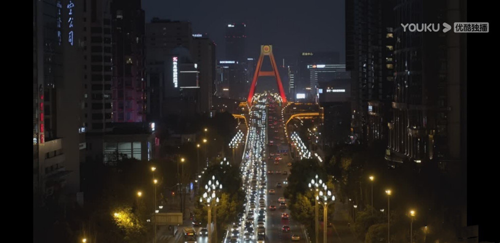 《紧急公关》热度攀升成都街景刷屏