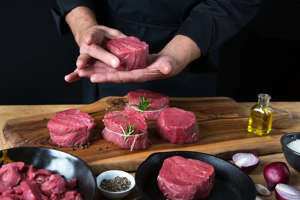 胶水粘的牛排,10块钱一块的圆形牛排