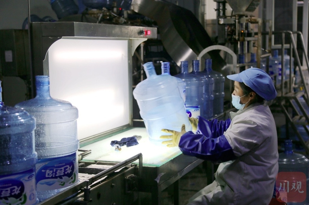 荥经县道烈太村：一泓山泉水，成为致富幸福源