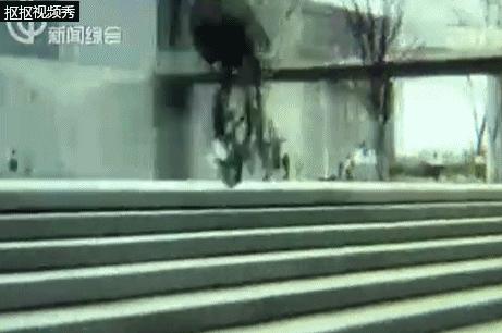 打球摔倒后脑勺着地怎么判断没事,男子运动倒地急救