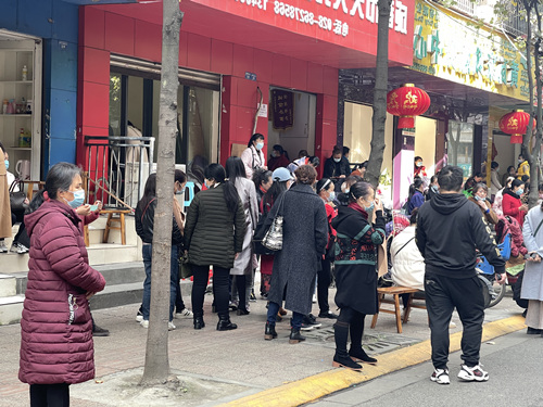 人勤春来早农事催人忙,人勤春来早枝头花正俏