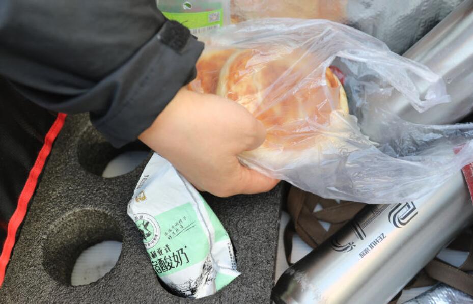 青岛49岁妈妈带着7岁儿子送外卖,外卖妈妈带孩子送餐原视频