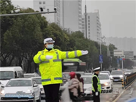 特约记者行：靓丽女交警的手势能看懂吗