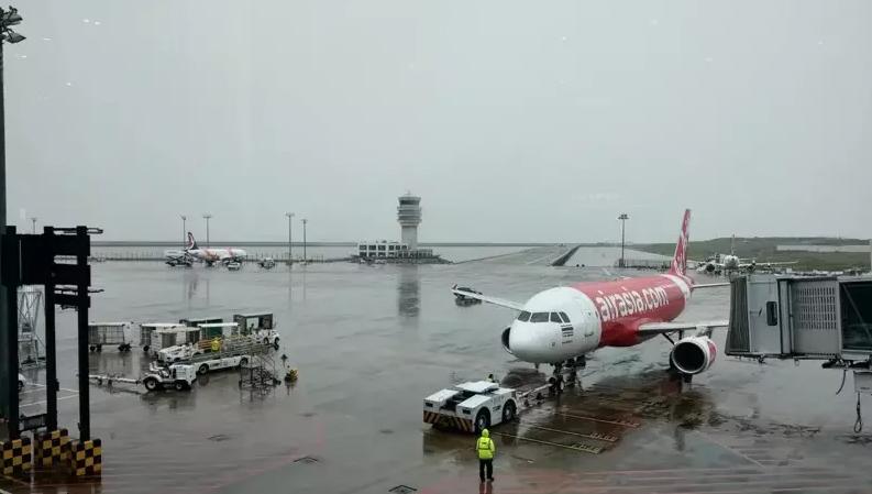 大陆母子与台湾情侣“交换身份”去美国情节堪比谍战片