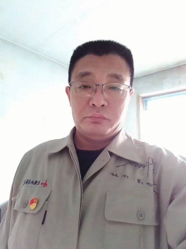 凌晨最暖车灯！他守护晕倒男子半小时