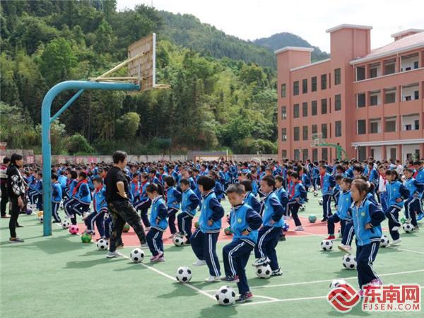 大课间新足球操,大课间足球操节奏感强