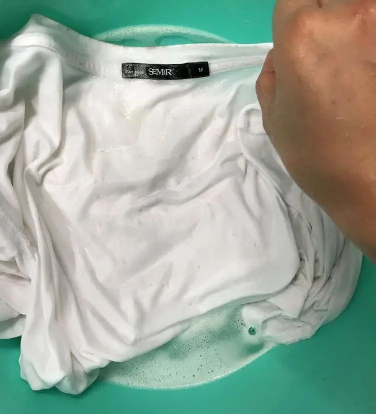 白色衣服用漂白水后变红怎么办,白色衣服黄了不要扔教你一招变白