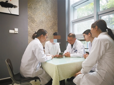 尿酸高脚底板隐隐作痛是痛风吗,查出尿酸高出20个点有多大问题