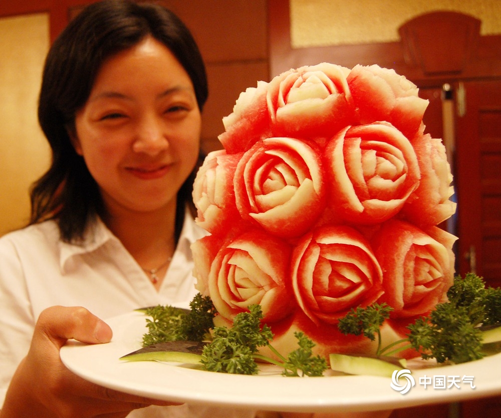 西瓜的花式切法吃法,教你西瓜瓜内打汁吃法