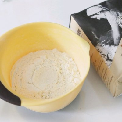 今天来做个足球翻糖蛋糕,早上来一碗热乎乎的玉米糊