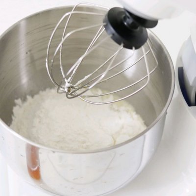 今天来做个足球翻糖蛋糕,早上来一碗红糖鸡蛋