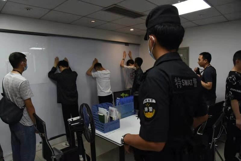 上班就是装炒股专家用“话术”荐股？这名工作人员报警了