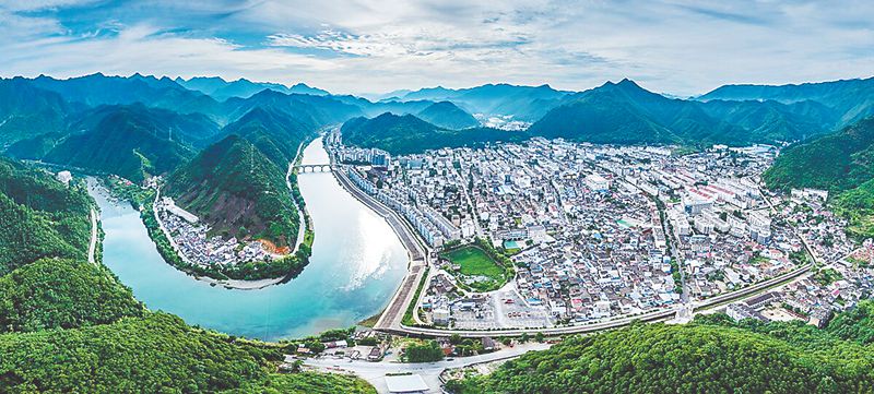 好山好水看金堂,好山好水看花灯