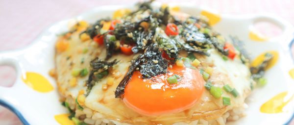 用可乐和鸡蛋做出美食,鸡蛋里倒入可乐和醋