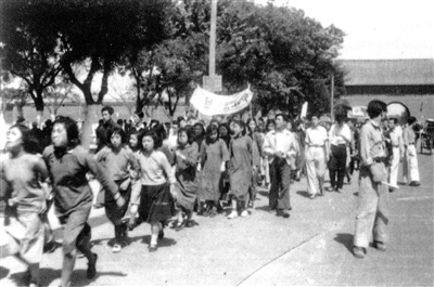 唱歌、朗诵、表演，“双反”*行游**形式丰富醒民众宣传、纠察、救护，“第二”阵线组织严密培干才