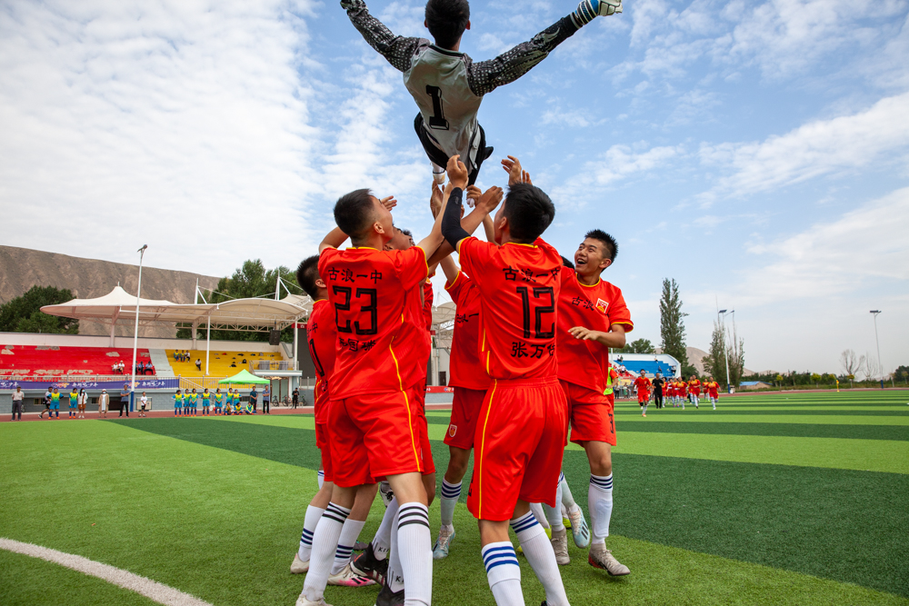 足球看台上的感人时刻,足球场上的感动瞬间文章