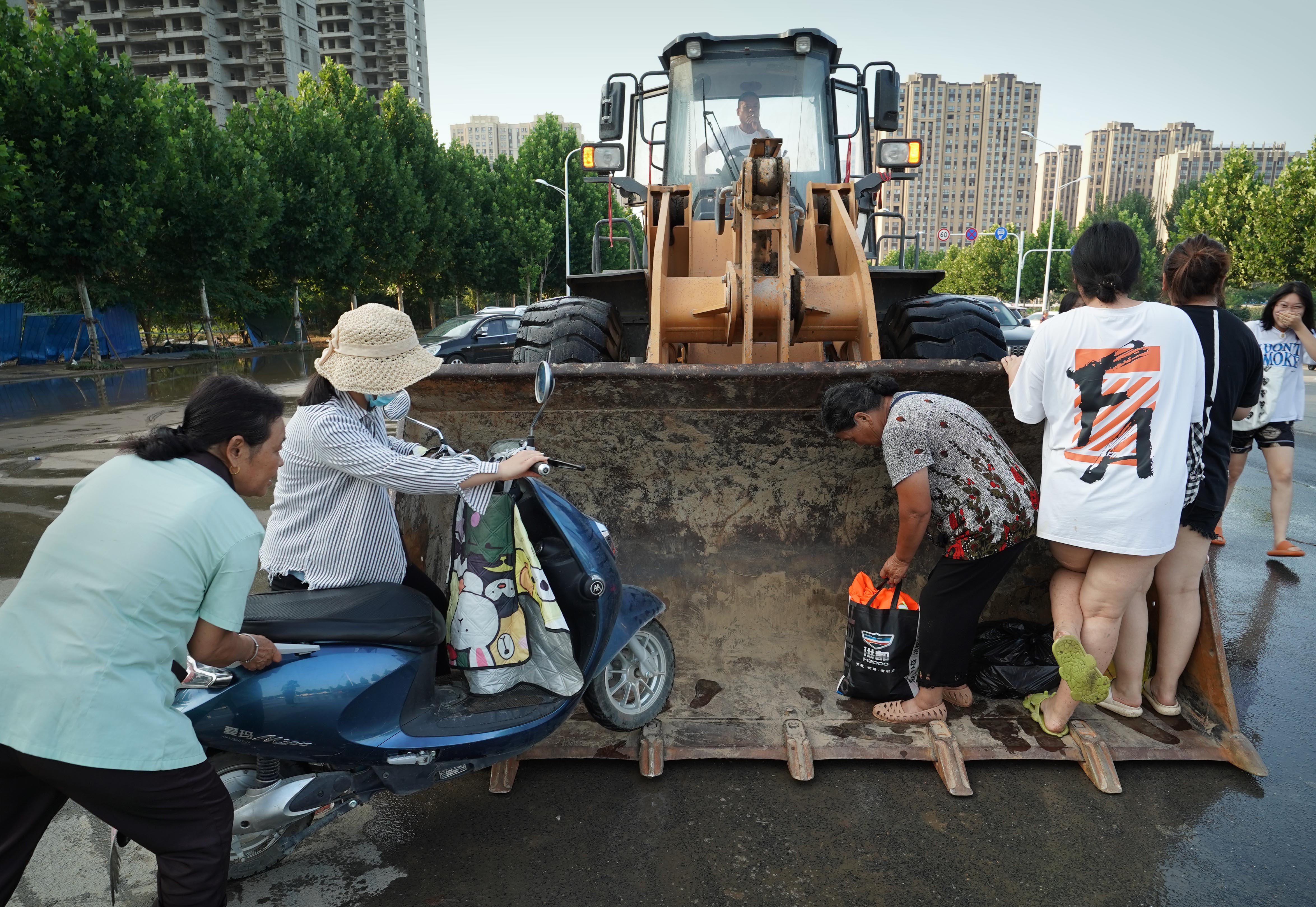 铲车英雄刘兵,铲车英雄刘松峰采访