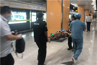 乘客晕倒地铁员工救助,乘客突发癫痫公交司机热心救助