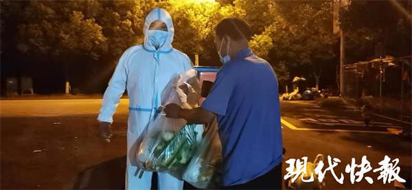 顺丰小哥为封控小区送物资,顺丰小哥为封控小区配送物资